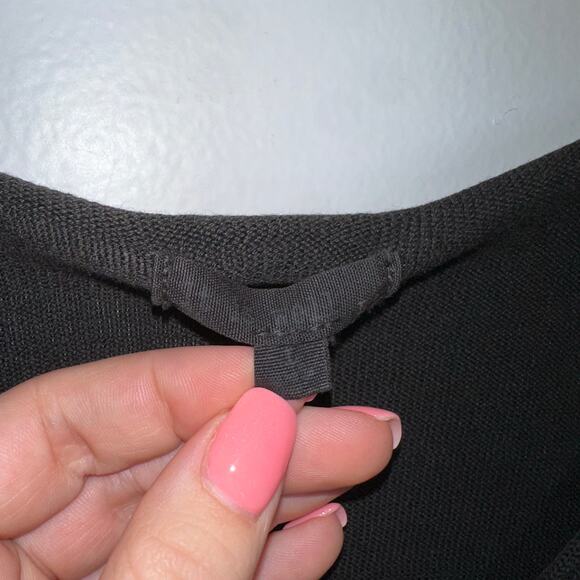 It Is Well LA Women’s Black‎ V-Neck Light Weight Rolled Collar Sweater Size L - Picture 3 of 6